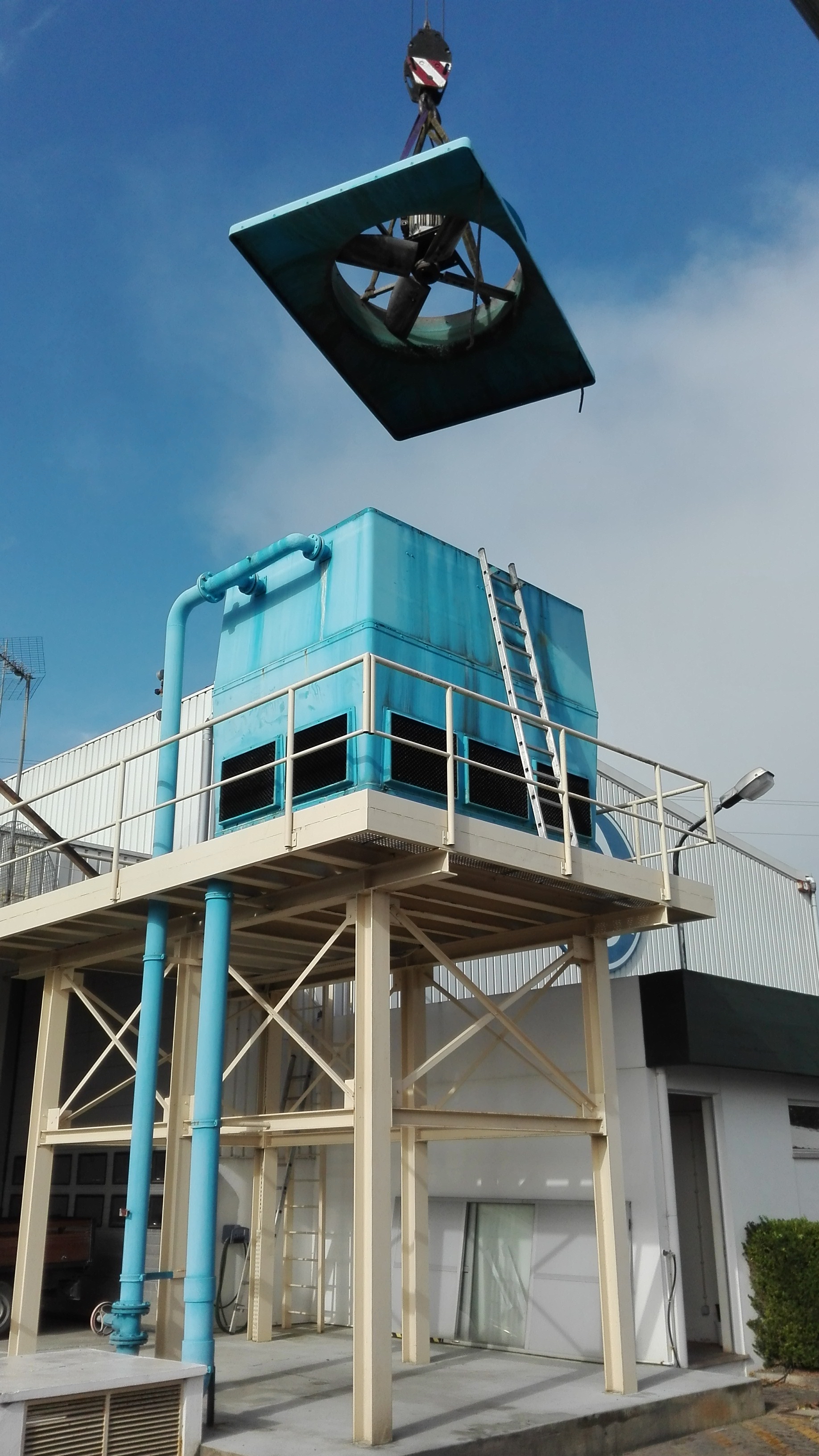Limpeza e Desincrustação / DesinfeçãoTorre Refrigeração e mudança de favos